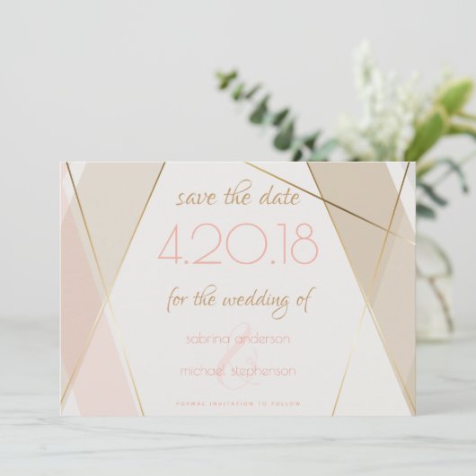 Moderne geometrische Streifen mit rotem Sand Save The Date (Stehend Vorderseite)