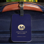 Moderne Gepäckmarke Navy Brushgold Monogram Gepäckanhänger<br><div class="desc">Modernes,  luxuriöses vertikales Design im klassischen Stil mit einem marineblau-farbenen Monogramm-Emblem aus gebürstetem Metallic mit großformatigem typografischem Initialmonogramm auf einem marineblau-blauen Hintergrund. Der Text kann einfach mit den angegebenen Feldern angepasst werden.</div>