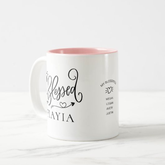 Moderne, gesegnete Yiayia-Tasse Zweifarbige Tasse (Vorderseite Links)