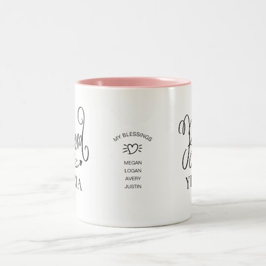 Moderne, gesegnete Yiayia-Tasse Zweifarbige Tasse (Mittel)