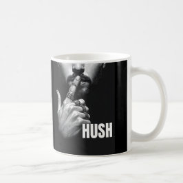 Moderne Geste eines Mannes, der zum Schweigen auff Kaffeetasse