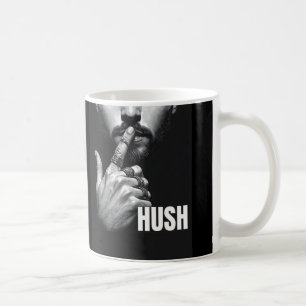 Moderne Geste eines Mannes, der zum Schweigen auff Kaffeetasse