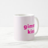Moderne Gimme Kiss | Typografie Rosa Text Kaffeetasse (VorderseiteRechts)