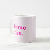 Moderne Gimme Kiss | Typografie Rosa Text Kaffeetasse (Vorderseite Links)