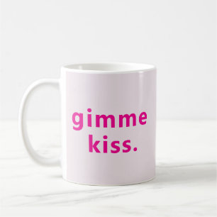 Moderne Gimme Kiss Typografie Rosa Text Kaffeetasse
