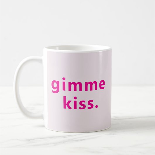 Moderne Gimme Kiss | Typografie Rosa Text Kaffeetasse (Links)
