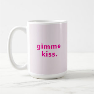 Moderne Gimme Kiss Typografie Rosa Text Kaffeetasse