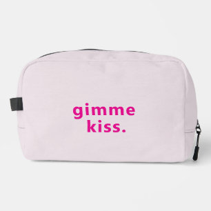 Moderne Gimme Kiss Typografie Rosa Text Waschbeutel