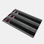 Moderne Girl Pink Black Monogram Adresse Fußmatte (Schrägansicht)