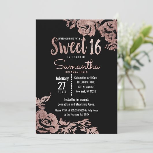 Moderne Girly Black Rose Gold Floral Sweet 16 Einladung (Stehend Vorderseite)
