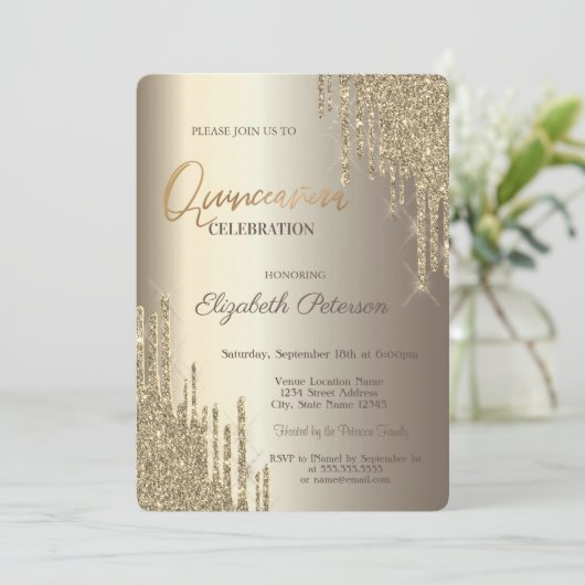 Moderne Glitzer Tropfen Champagne Gold Quinceñera Einladung (Stehend Vorderseite)