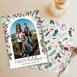 Moderne glückliche Ferien 1 Foto Rosa & Grüne Arch Feiertagskarte<br><div class="desc">Diese Kollektion besticht durch leuchtend rosa Aquarellen,  Beeren und Wintergrün mit moderner und eleganter Typografie,  die im Winter mit botanischen Mustern geschmückt ist.</div>