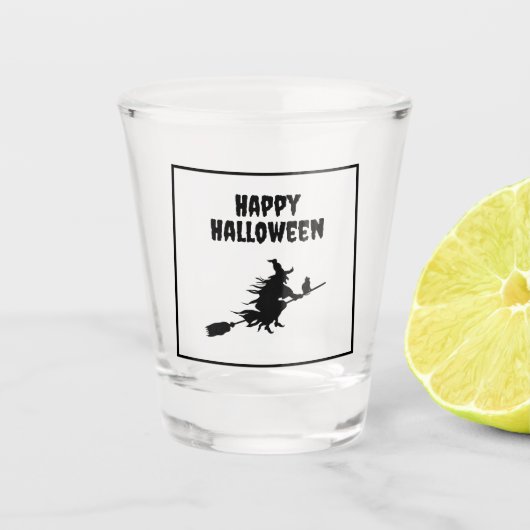 Moderne glückliche Halloween-Fliegerei auf Broom C Schnapsglas (Vorderseite)