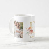Moderne Gold-Blumen-Initiale E | Zweifoto-Monogram Kaffeetasse (Vorderseite Links)