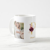 Moderne Gold-Blumen-Initiale P | Zweifoto-Monogram Kaffeetasse (Vorderseite Links)