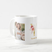 Moderne Gold-Blumen-Initiale Y | Zweifoto-Monogram Kaffeetasse (Vorderseite Links)