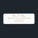 Moderne Gold Calligraphy Wedding Rücksendeadresse<br><div class="desc">Ein schlichtes, modernes, elegantes und elegantes Typografie- und Kalligraphie-Hochzeitsdesign für ein personalisiertes Mr. und Mrs. wedding-Adressetikett mit moderner Kalligraphie für den Mr. und Mrs. Titel und klassischer, traditioneller Typografie für Namen und Adresse, mit einem Schuss Goldkruste (digital, nicht echter Folie!). Etwas Neues, etwas Altes... Eine tolle Wahl für Hochzeiten, Jubiläen...</div>