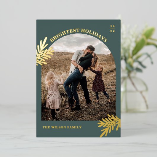 Moderne Gold Foil Pine Weihnachtskarte Foto Folieneinladung (Stehend vorne)