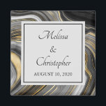 Moderne Gold & Gray Agate Geode Mineral Wedding Magnet<br><div class="desc">Ein Hochzeitsmagnet mit abstraktem Design mit einem agaten Geodenmineralmuster. Gold,  Grau,  Weiß und Schwarz setzen sich zusammen und bilden elegante Farbwellen. Ein hellgraues Quadrat mit einem dünnen schwarzen Rand,  der oben mit dem Text im Inneren platziert ist. Ideal,  um einen Hauch von Klasse und Eleganz zu vermitteln.</div>