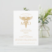 Moderne Gold MD Doctor Foto Graduation Party Einladung (Stehend Vorderseite)