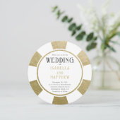Moderne Gold Poker Chip Casino Hochzeit Einladung (Stehend Vorderseite)