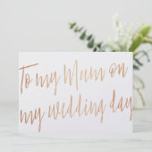 Moderne Gold Rose "To my mum on my wedday" Einladung (Stehend Vorderseite)