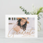 Moderne Gold Script Foto Graduation Party Einladung (Stehend Vorderseite)