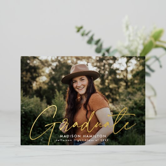 Moderne Gold Script Foto Graduation Party Folieneinladung (Stehend vorne)