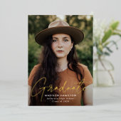 Moderne Gold Script Foto Graduation Party Folieneinladung (Stehend vorne)