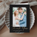 Moderne Gold Script Foto Hochzeit Dankeskarte<br><div class="desc">Gold Script Foto Hochzeit elegant stilvolle moderne danke Karte. Teil einer Hochzeitskollektion. Die Farben können geändert werden. Die Rückseite beinhaltet eine generische Danksagung,  dass Sie für jeden Gast personalisieren können oder ganz entfernen,  wenn Sie es vorziehen,  rechts abzusenden Ihr Dank.</div>