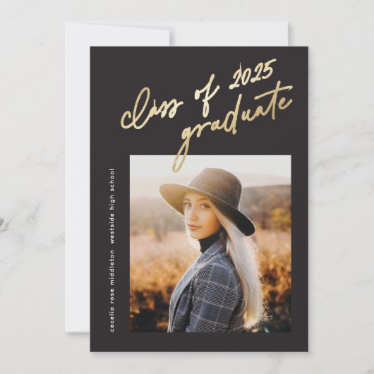 Moderne Gold Script-Klasse 2024 Foto Abschluss Einladung (Vorderseite)