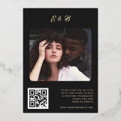 Moderne Gold Script Monogram All in One Wedding Folieneinladung (Rückseite)