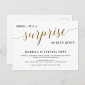 Moderne Gold Stilvolle Skriptüberraschung Geburtst Einladungspostkarte (Vorne/Hinten)