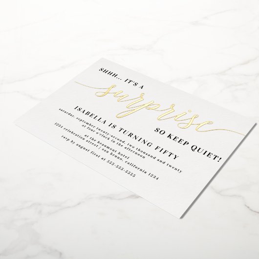 Moderne Gold Stilvolle Skriptüberraschung Geburtst Folieneinladung (Gedreht)