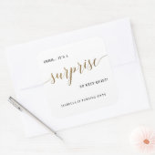 Moderne Gold Stilvolle Skriptüberraschung Geburtst Quadratischer Aufkleber (Umschlag)