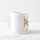 Moderne Gold Watercolor Blume Letter K | Monogramm Kaffeetasse (Vorderseite Links)