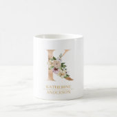 Moderne Gold Watercolor Blume Letter K | Monogramm Kaffeetasse (Mittel)