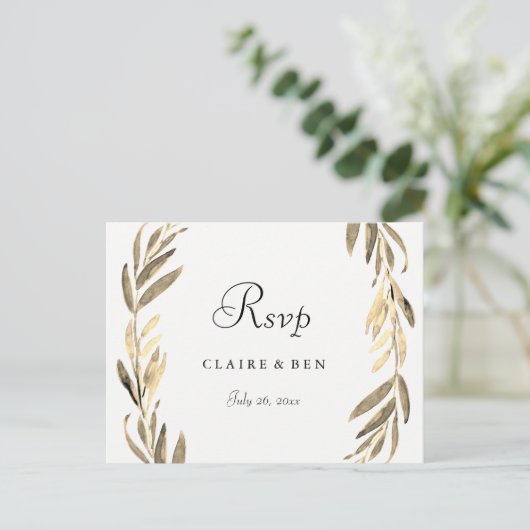 Moderne Goldene Leaf Wreath Wedding RSVP Postcard Einladungspostkarte (Stehend Vorderseite)