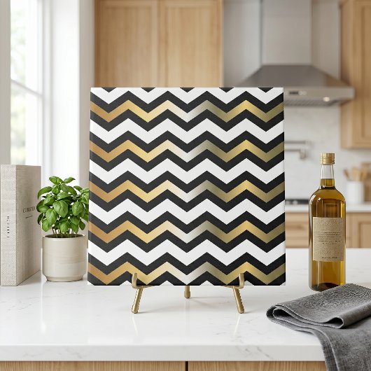 Moderne goldene Schwarz-Weiß-Zigzag-Zickzack Muste Fliese