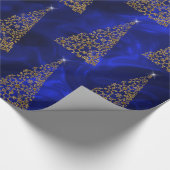 Moderne goldene Weihnachtsbäume auf blauer Seide Geschenkpapier (Ecke)