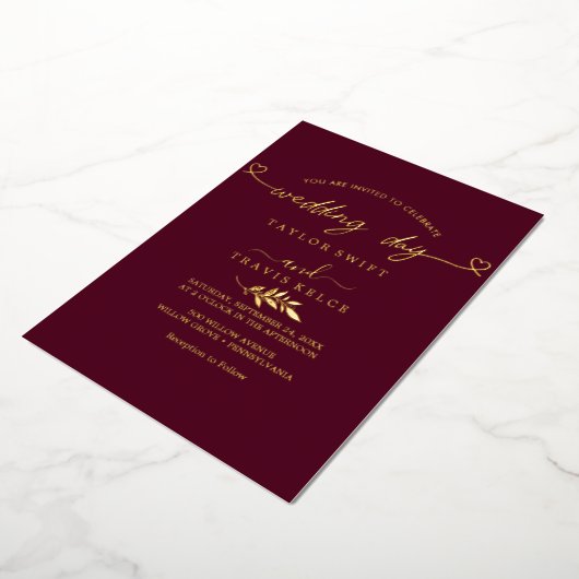 Moderne Goldfoil Script Black Foto Hochzeit Folieneinladung (Gedreht)