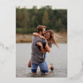 Moderne Goldfoil Script Black Foto Hochzeit Folieneinladung (Rückseite)