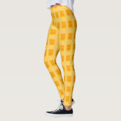 Moderne goldgelbe karierte Leggings (Links)
