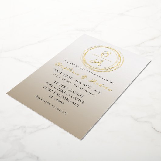Moderne Goldkalligraphie-Monogramm-Hochzeit Folieneinladung (Gedreht)