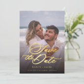 Moderne Goldschrift Hochzeit Ein Foto Save The Date (Stehend Vorderseite)