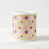 Moderne Goldtypografie Floralmonogrammname Jumbo-Tasse (Vorderseite)