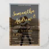 Moderne Goldtypografie-Foto-Hochzeit Folieneinladung (Vorderseite)