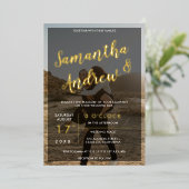 Moderne Goldtypografie-Foto-Hochzeit Folieneinladung (Stehend vorne)