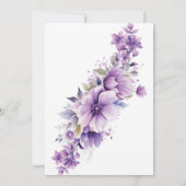 Moderne goldviolette Blumen Monogramm Hochzeit Einladung (Rückseite)