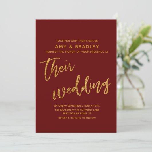 Moderne Goldwaves und handgeschriebene Burgundy We Einladung (Stehend Vorderseite)